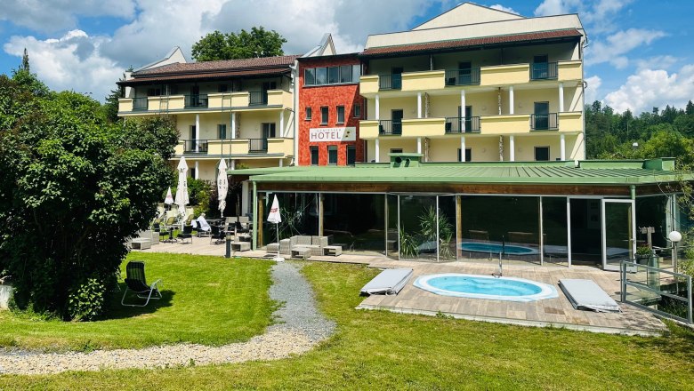 Liebnitzmühle, © Hotel-Restaurant Liebnitzmühle GmbH&CoKG Außenansicht eines Hotels mit Garten und Whirlpool.