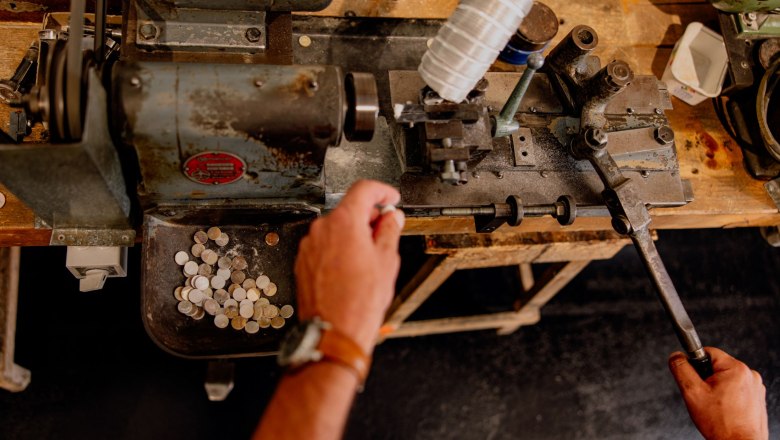Perlmuttbearbeitung, &copy; Waldviertel Tourismus / Matthias Streibel