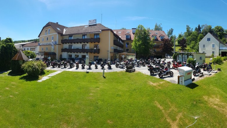 Hotel Waldviertler-Hof mit vielen geparkten Motorrädern davor.