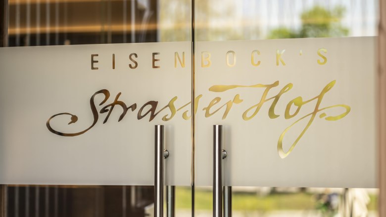 Glastür mit der Aufschrift 'Eisenbock's Strasser Hof'.
