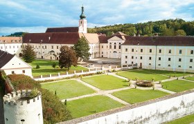 Luftaufnahme des Stifts Geras mit Garten und Gebäuden.